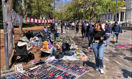 FOTOS: Ambulantes se resisten a dejar la Alameda Central; regresan tras agresión