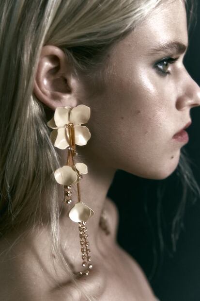 Los aretes maximalistas dominan las tendencias de verano