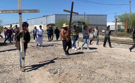 Sobre las vías del tren, reviven la Pasión de Cristo en Sonora
