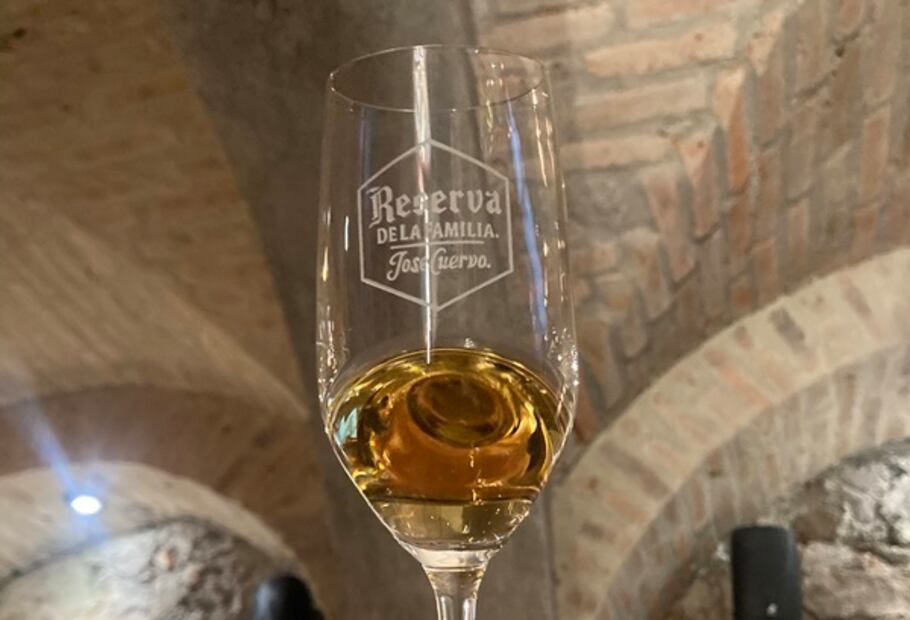 Reserva de la Familia, con aroma a roble, también se aprecian trazas a almendras tostadas, vainilla, manzana y canela. En boca se aprecian además sabores a almendras y aceitunas. Con un final largo y sedoso.