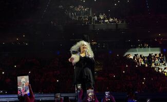  La nostalgia se apodera de la Santa Fiesta 2025 en la Arena CDMX; desde Moenia hasta Amanda Miguel se adueñaron de la noche 