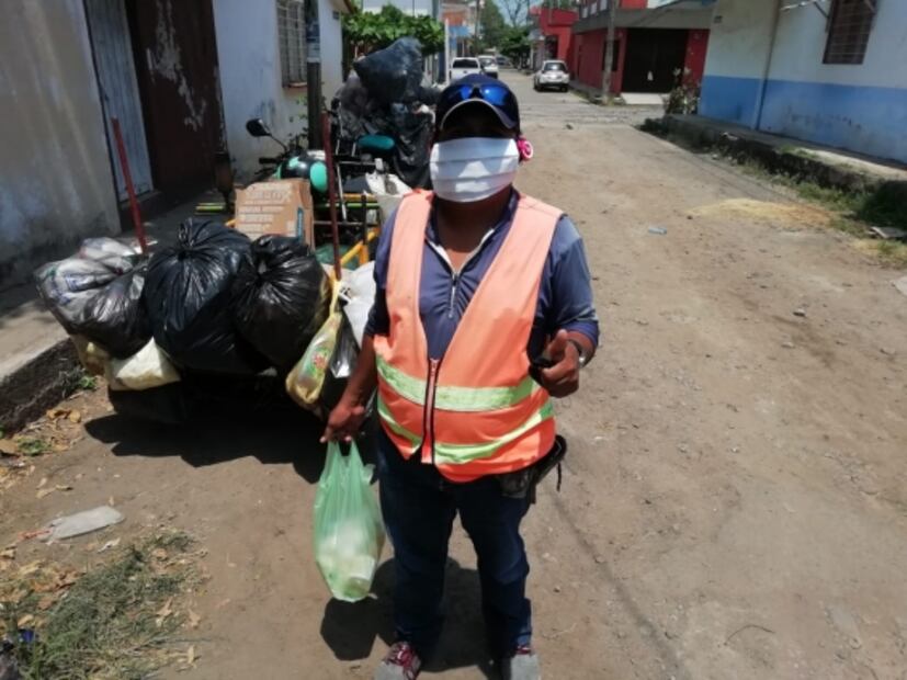 Chiapanecas hacen cubrebocas para médicos de Tapachula