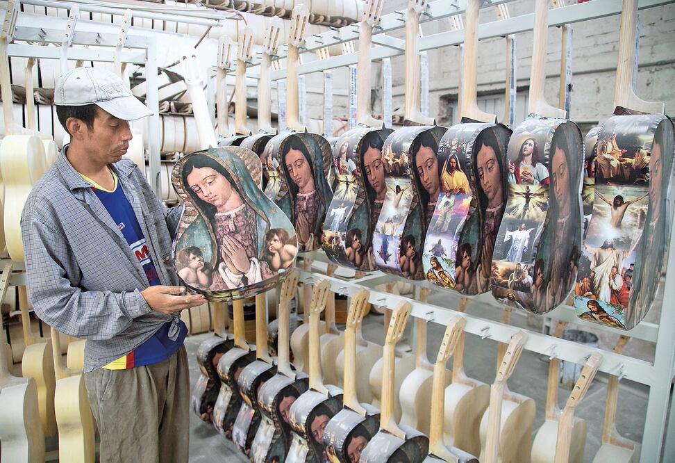 Los artesanos tardan hasta seis meses en procesar el producto. Pierden también la batalla en el terreno de los precios: una guitarra nacional cuesta entre mil 500 y 2 mil 500 pesos y las chinas tienen un costo de 200 pesos (RAÚL TINOCO. EL UNIVERSAL)