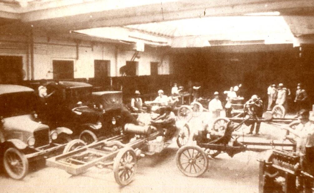 Desde su llegada en 1925, las plantas mexicanas de la Ford Motor Company no han perdido relevancia, pues la firma mantiene operaciones de este ramo hasta la fecha, aunque ahora en Cuautitlán, donde es un punto de referencia de la autopista México-Querétaro. Crédito: “60 AÑOS DE FORD EN MÉXICO -NARRATIVA GRÁFICA”.