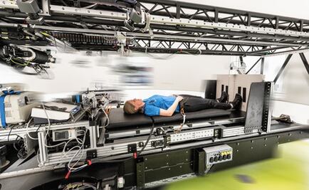 Ayuda a la ciencia, pasa 60 días en cama y recibe 16 mil euros