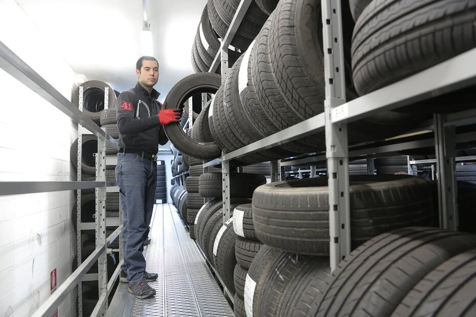 Lleva tu auto a un taller especializado para conocer el estado de los neumáticos. Foto: Pexels