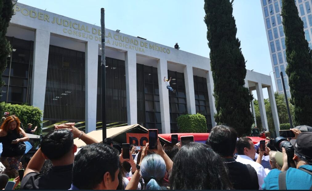 Una persona se arroja por una crisis nerviosa de un edificio de la Ciudad Judicial como parte del Primer Simulacro Nacional 2025 en la Ciudad de México, el 29 de abril de 2025. Foto: Francisco Rodríguez/EL UNIVERSAL