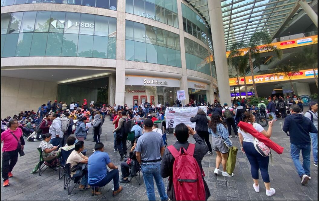 En el doceavo día de manifestaciones de la CNTE realizaron una serie de concentraciones simultáneas en diversas instituciones financieras de la Ciudad de México, el 27 de mayo de 2025. Foto: Juan Carlos Williams/EL UNIVERSAL