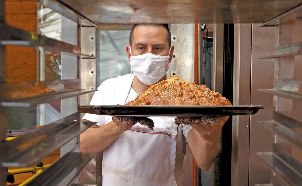 Dedicarse a la panadería requiere contar con herramientas y recursos aptos para surtir la demanda de épocas festivas, que aumentan tanto el número como el tamaño del pan. Foto: Carlos Mejía/EL UNIVERSAL.