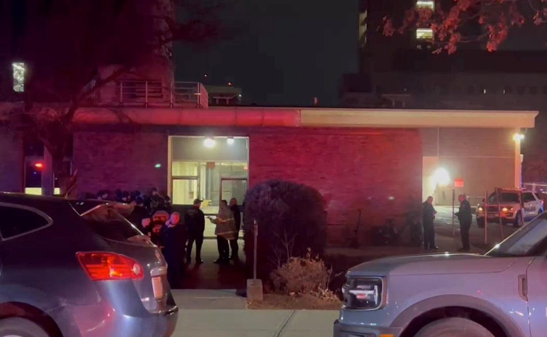 En la imagen, tomada de un video, policías se reúnen afuera del campus de la Universidad Brown, el sábado 13 de diciembre de 2025, en Providence, Rhode Island. Foto: AP