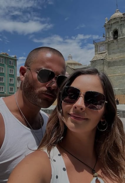 Claudia Martín y Carlos Said se conocieron en el set de la telenovela "Juegos de amor y poder" en 2025. Este mismo año se comprometieron y se casaron.
