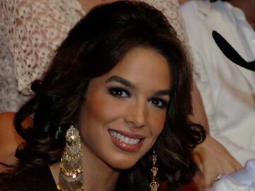Bibi Gaytán pasea con sus hijas por la CDMX