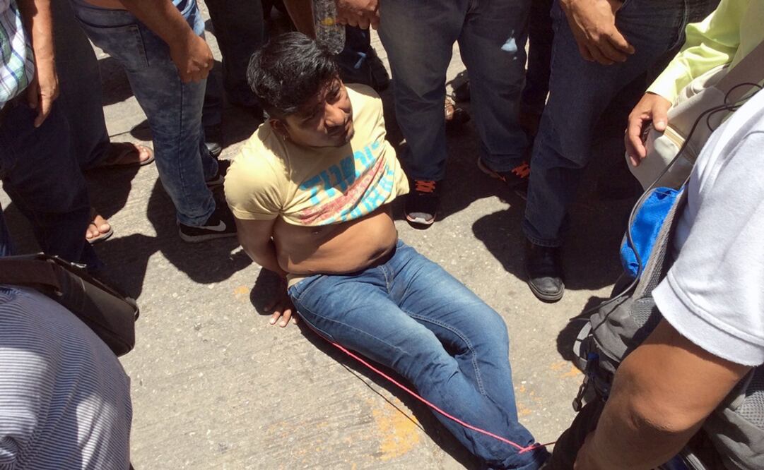 El hombre retenido por la CNTE dijo llamarse José Francisco Martínez Sánchez y ser maestro de educación artística en una escuela privada. /Óscar León – EL UNIVERSAL