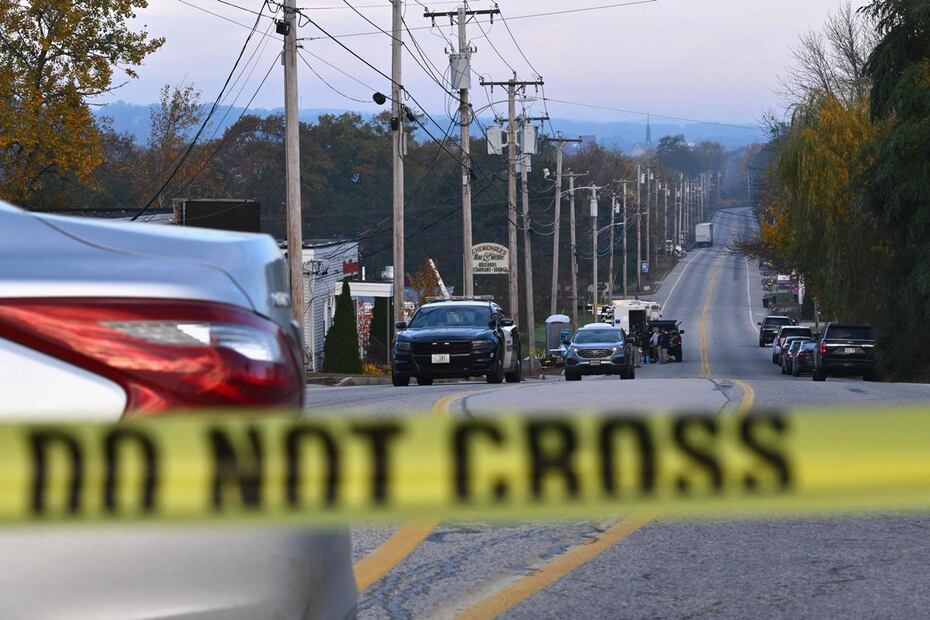 La cinta policial bloquea la calle cerca de Schemengees Bar and Grille en Lewiston, Maine, el 27 de octubre de 2023, tras un tiroteo masivo. Foto: AFP