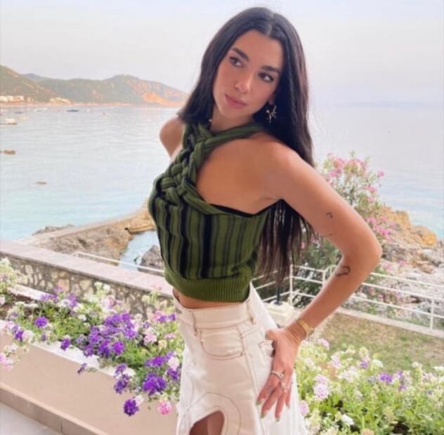 Rosalía luce sensual body con aberturas en el videoclip de Wisin y Yandel