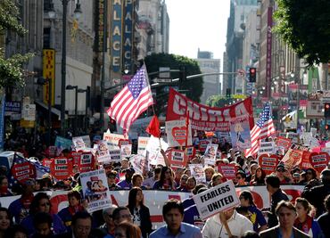 Marchan en Los Ángeles por el Día Internacional del Migrante
