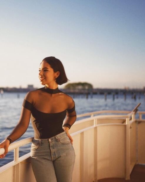 Ángela Aguilar luce espectacular en body con transparencias