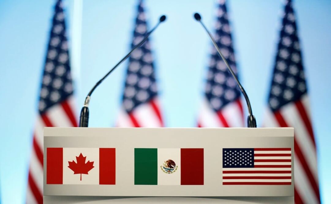 The flags of Canada, Mexico and the U.S. are seen on a lectern - Photo: Edgard Garrido/REUTERS