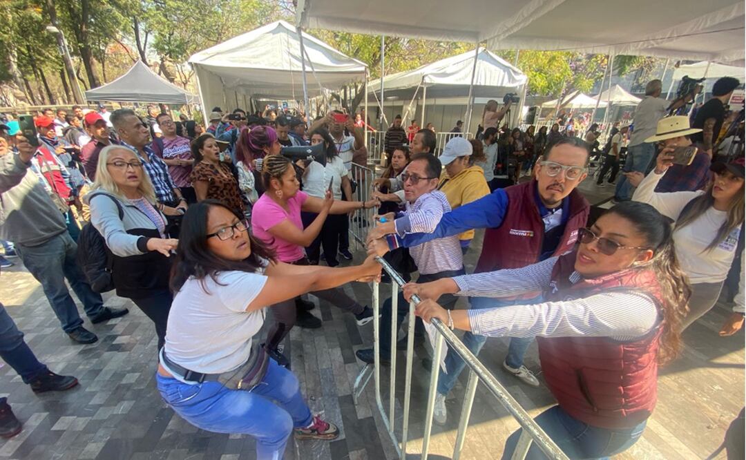 Activistas irrumpieron en la zona del mitin, cercado con vallas, al considerar que no las estaban tomando en cuenta, por lo que se registraron jaloneos y empujones con simpatizantes de la candidata e integrantes de su equipo. Foto: Alberto Acosta