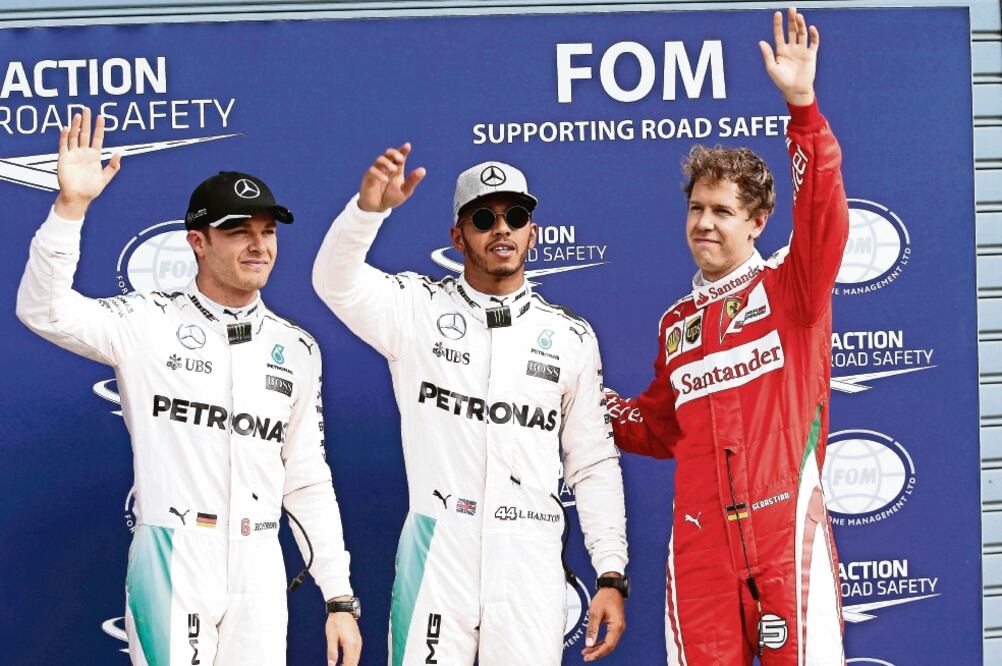 Nico Rosbgerg (izq.), Lewis Hamilton (centro) y Sebastian Vettel, los mejores tiempos (XINHUA)