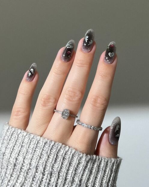 Aura nails y glitter estilo "Anti San Valentín". Foto: Instagram @heygreatnails