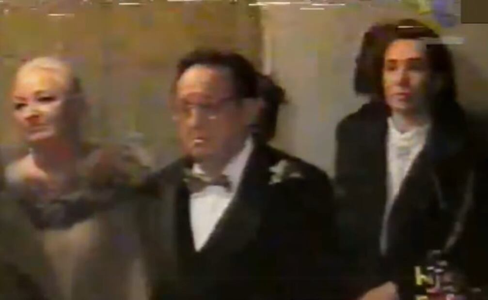 Florinda Meza, presente en la boda de Roberto Gómez Fernández y Chantal Andere. Chespirito junto a su exesposa Graciela Fernández en la misa, y Florinda atrás.