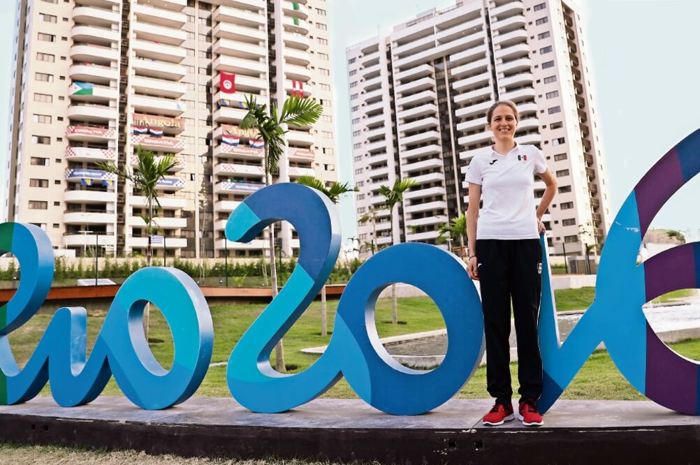 La ciclista llegó ayer a la villa olímpica; hoy encabeza a la delegación mexicana (IVAN STEPHENS. EL UNIVERSAL)