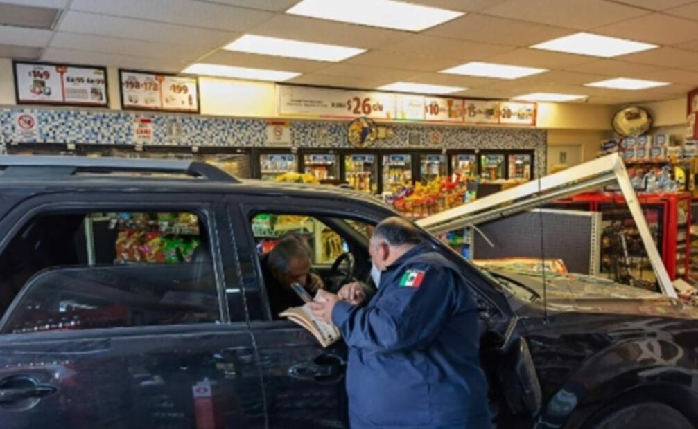 Abuelito pierde control de camioneta y se estrella en tienda de conveniencia en la CDMX