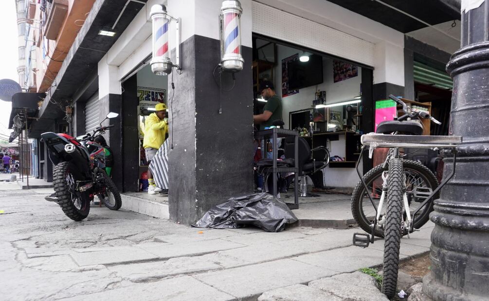 En una barbería, venezolanos encontraron el sueño mexicano; emprenden en oficios para superarse. Foto: Atenea Campuzano