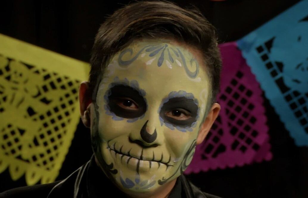 Every year, people get their Day of the Dead face makeup done by professional makeup artists in Reforma avenue - Photo: Gretel Morales/ EL UNIVERSAL in English