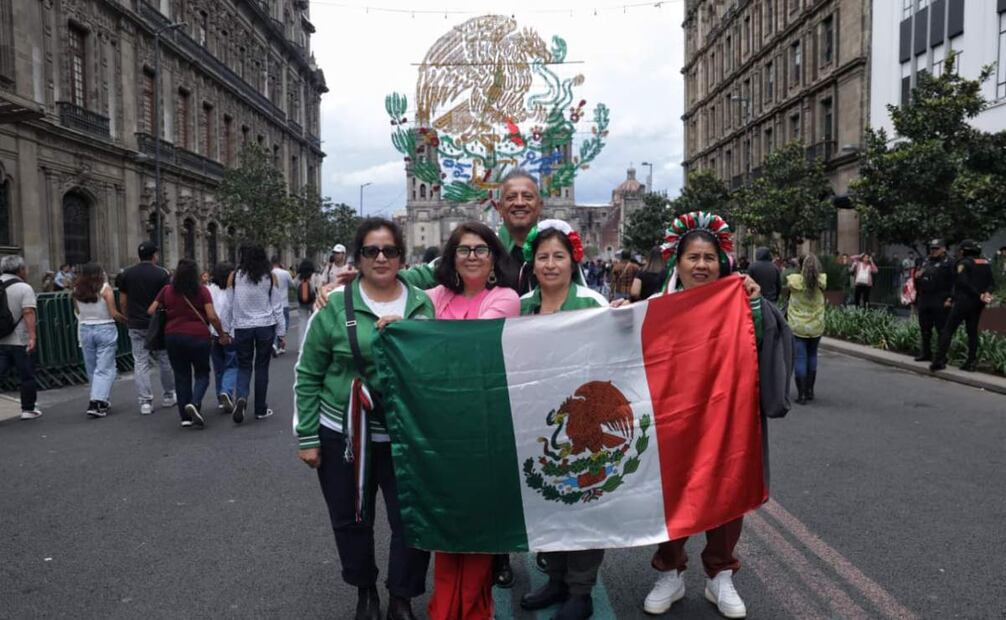 Aspectos del ambiente previo al Grito de la Independencia en la plancha del Zócalo capitalino. Foto: Fernanda Rojas/ EL UNIVERSAL