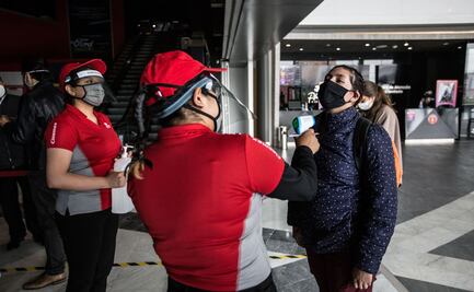 Pareja vence el miedo al coronavirus y regresa al cine