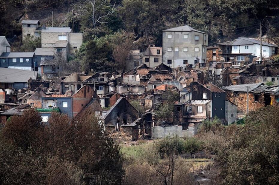 El pueblo de San Vicente, arrasado por el fuego, en España. FOTO: MIGUEL RIOPA. AFP