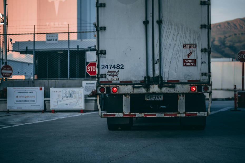 Algunos vehículos deben cumplir con ciertas especificaciones para transitar por una carretera federal. Foto: Pexels
