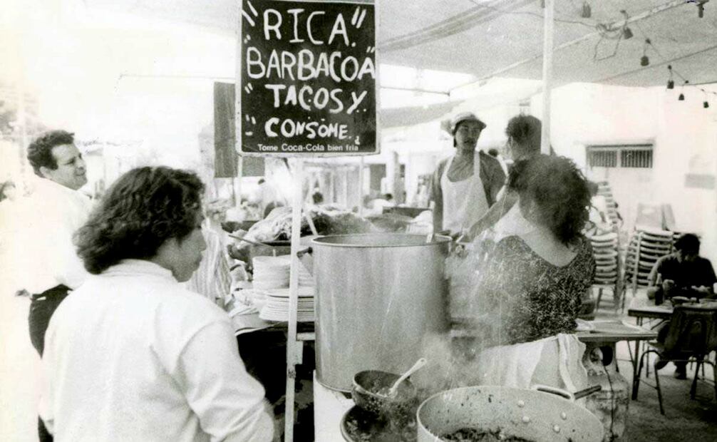 En los mercados ambulantes mejor conocidos como "tianguis" no pueden faltar los puestos de comida callejera, entre la gran variedad de oferta culinaria encontramos los puestos de barbacoa que ofrecen tacos acompañados con su respectivo consomé. Foto: Archivo El Unviersal.