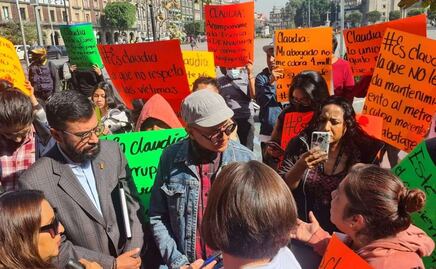 Asesorados por Teófilo Benítez protestan con huevazos afuera del palacio del ayuntamiento de la CDMX