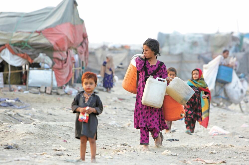 Afganos que huyeron de su país debido a la guerra y al hambre, en un barrio en Lahore, Paquistán. A nivel global, en 2018 hubo 70.8 millones de desplazados. Foto: K.M. CHAUDARY. AP