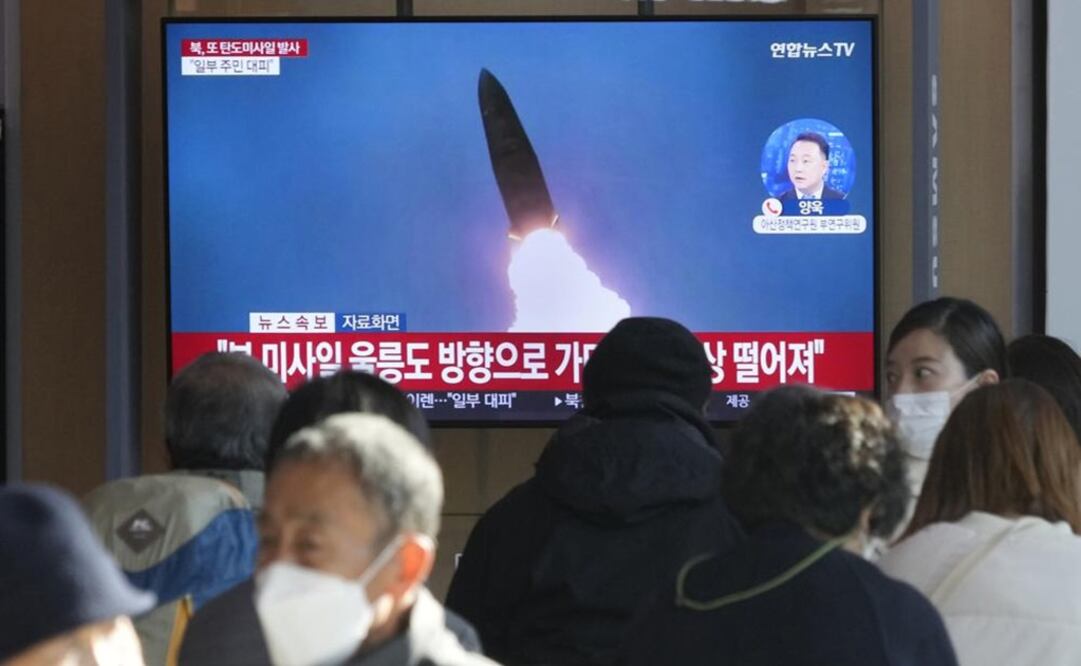 Una pantalla de televisión muestra una imagen de archivo del lanzamiento de misiles de Corea del Norte durante un programa de noticias. Foto: AP