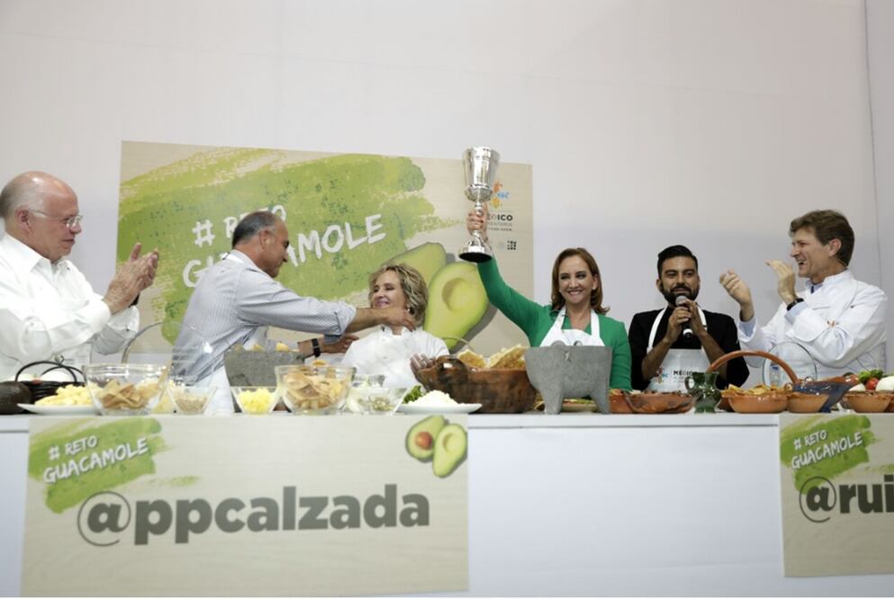 La canciller Claudia Ruiz Massieu fue la ganadora del reto guacamole convocado por el titular de la Sagarpa, José Calzada Rovirosa, en el marco de las actividades de la Expo México Alimentaria 2016: Food Show. 
