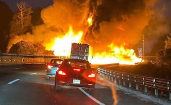 Vuelca y se incendia pipa en la autopista México-Puebla en Ixtapaluca. Foto: Especial