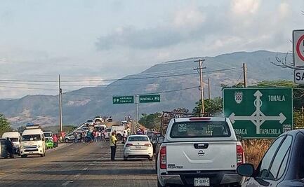 Restauranteros bloquean carretera por prohibición de venta de alcohol y cierre de playas en Chiapas