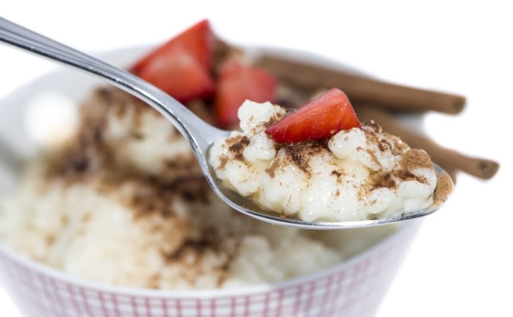 Prepara tamales rellenos de arroz con leche 