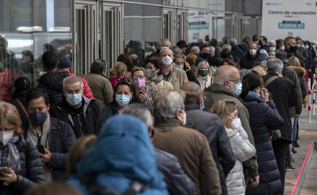 Una larga fila para recibir la vacuna, en Madrid, España. Foto: AP Photo/Manu Fernandez, archivo
