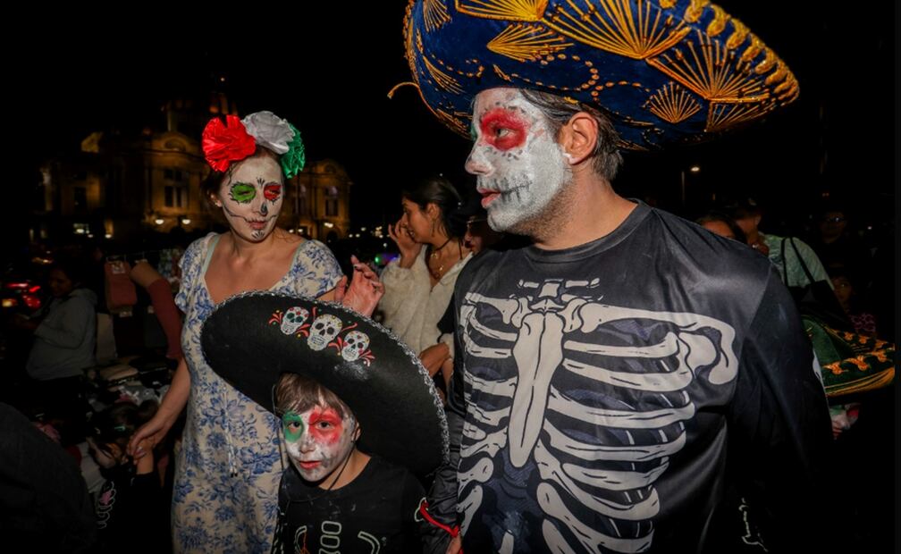 Entre fantasmas, espectros y super héroes niños pidieron la tradicional calaverita en calles del primer cuadro de la Ciudad de México, el 31 de octubre de 2025. Foto: Luis Camacho/EL UNIVERSAL