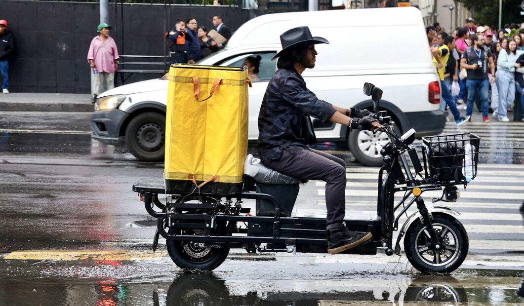 Conductores de bicimotos conducen sin protección y en carriles exclusivos del Trolebús en el Centro de la Ciudad de México, el 28 de agosto de 2025. Foto: Valente Rosas/EL UNIVERSAL