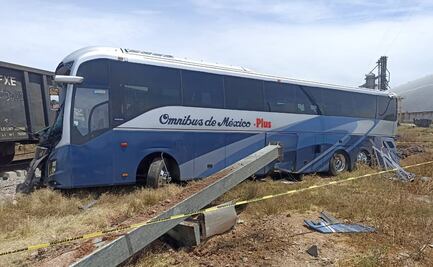 Autobús de pasajeros intenta ganarle el paso al tren, pero no lo logra; hay 8 lesionados