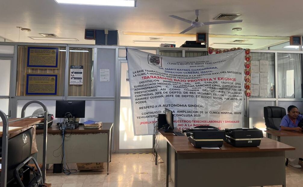 Trabajadores colocaron una lona con las razones de su protesta (02/12/2025). Foto: Especial