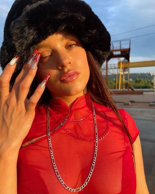 Inspírate en el vestido rojo de Rosalía para celebrar San Valentín