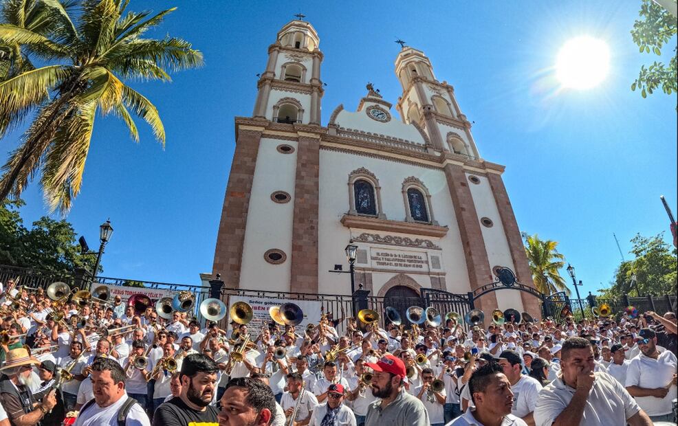 A ritmo de banda se amenizó, frente al atrio de catedral en Culiacán, la elaboración de una tonelada 200 kilos de aguachile de camarón, para contribuir con su compra en la ayuda de músicos y meseros afectados por la violencia. Foto: Cuartoscuro.com