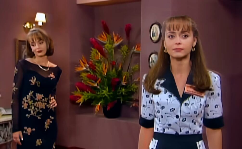 Paola (izq.) no tarda ni un minuto en imaginar todo su plan, pues en cuanto conoce a Paulina (der.) le dice que si usara su ropa y se maquillara como ella, convencería a cualquiera de ser “la señora Bracho”. Captura de pantalla.